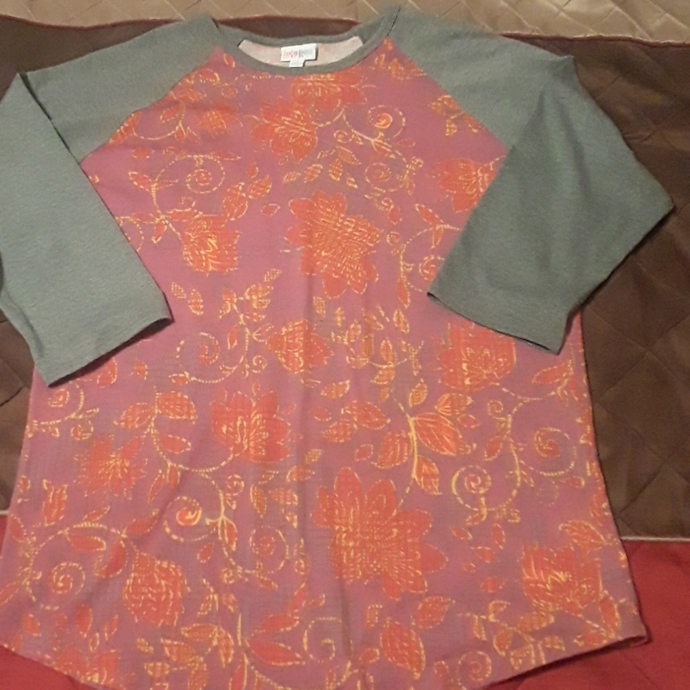 Lularoe Raglan top